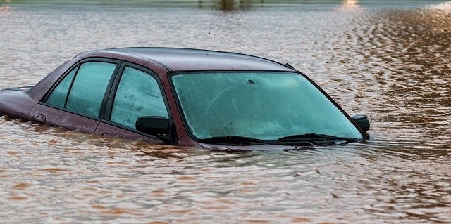 Que signifie un rêve de voiture dans l'eau ?