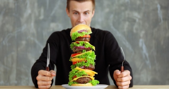 Un rêve de se goinfrer et sa signification: Que signifie rêver de se goinfrer ?