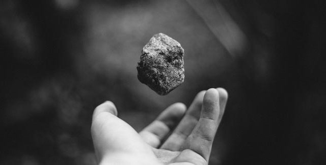 Un rêve de jeter des cailloux et sa signification: Que signifie rêver de jeter des cailloux ?